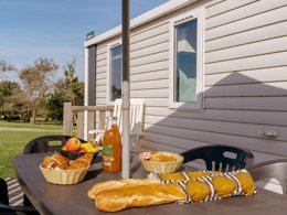 Camping Pas Cher vous présente avec son site Officiel campingpascher.fr, le Village vacances VVF Villages - Pointe De Bretagne - Argol classé 3 étoiles, situé sur la commune de Argol dans le département Finistère (Bretagne) en France. Le village vacances VVF Villages - Pointe De Bretagne - Argol, vous présente un hébergement de type mobil-home de 28 m². Le village vacances VVF Villages - Pointe De Bretagne - Argol vous propose du sam. 16 mai au sam. 23 mai 2026 pour 7 nuits à 427€. Cette location propose 121 dates différentes pour réserver votre séjour. Découvrez également les 5 autres gammes d'hébergements du village vacances. Les Avis clients pour le Village vacances VVF Villages - Pointe De Bretagne - Argol sont excellents avec une note moyenne de 9 sur 10. Mer, Piscine chauffée, Piscine couverte, Animations familiales, Club ados, Club enfants, Aire de jeux enfants, Baby-foot, Canoë-kayak, Court de tennis, Ping-pong, Planche à voile, Plongée, Pétanque, Randonnée, Structure gonflable enfants, Terrain multisports, Boulangerie, Créperie, Station-service, Supermarché, Épicerie,... En savoir plus : cliquez-ICI.