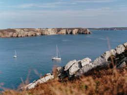 Camping Pas Cher vous présente avec son site Officiel campingpascher.fr, le Village vacances VVF Villages - Pointe De Bretagne - Argol classé 3 étoiles, situé sur la commune de Argol dans le département Finistère (Bretagne) en France. Le village vacances VVF Villages - Pointe De Bretagne - Argol, vous présente un hébergement de type mobil-home de 28 m² pour 6 personnes. Le village vacances VVF Villages - Pointe De Bretagne - Argol vous propose du dimanche 14 juin au dimanche 21 juin 2026, en promotion à -15% pour 7 nuits à 377,40 € au lieu de 444,0 € soit une Économie de 66,60 €. Cette location propose 114 dates différentes pour réserver votre séjour. Découvrez également les 5 autres gammes d'hébergements du village vacances. Les Avis clients pour le Village vacances VVF Villages - Pointe De Bretagne - Argol sont excellents avec une note moyenne de 9 sur 10. Mer, Piscine chauffée, Piscine couverte, Animations familiales, Club ados, Club enfants, Aire de jeux enfants, Baby-foot, Canoë-kayak, Court de tennis, Ping-pong, Planche à voile, Plongée, Pétanque, Randonnée, Structure gonflable enfants, Terrain multisports, Boulangerie, Créperie, Station-service, Supermarché, Épicerie,... En savoir plus : cliquez-ICI.
