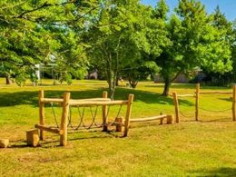 Camping Pas Cher vous présente avec son site Officiel campingpascher.fr, le Village vacances VVF Villages - Pointe De Bretagne - Argol classé 3 étoiles, situé sur la commune de Argol dans le département Finistère (Bretagne) en France. Le village vacances VVF Villages - Pointe De Bretagne - Argol, vous présente un hébergement de type mobil-home de 28 m² pour 4 personnes. Le village vacances VVF Villages - Pointe De Bretagne - Argol vous propose du dimanche 17 mai au dimanche 24 mai 2026, en promotion à -15% pour 7 nuits à 357 € au lieu de 420,0 € soit une Économie de 63 €. Cette location propose 114 dates différentes pour réserver votre séjour. Découvrez également les 5 autres gammes d'hébergements du village vacances. Les Avis clients pour le Village vacances VVF Villages - Pointe De Bretagne - Argol sont excellents avec une note moyenne de 9 sur 10. Mer, Piscine chauffée, Piscine couverte, Animations familiales, Club ados, Club enfants, Aire de jeux enfants, Baby-foot, Canoë-kayak, Court de tennis, Ping-pong, Planche à voile, Plongée, Pétanque, Randonnée, Structure gonflable enfants, Terrain multisports, Boulangerie, Créperie, Station-service, Supermarché, Épicerie,... En savoir plus : cliquez-ICI.