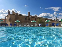 Camping Pas Cher vous présente avec son site Officiel campingpascher.fr, le Village vacances VVF Villages - Le Château Sur La Vienne - Nedde classé 3 étoiles, situé sur la commune de Nedde dans le département Haute-vienne (Limousin) en France. Le village vacances VVF Villages - Le Château Sur La Vienne - Nedde, vous présente un hébergement de type maison de campagne de 25 m² pour 4 personnes et télévision. Le village vacances VVF Villages - Le Château Sur La Vienne - Nedde vous propose du dimanche 27 septembre au dimanche 04 octobre 2026 pour 7 nuits à 371€. Cette location propose 54 dates différentes pour réserver votre séjour. Découvrez également les 3 autres gammes d'hébergements du village vacances. Les Avis clients pour le Village vacances VVF Villages - Le Château Sur La Vienne - Nedde sont excellents avec une note moyenne de 10 sur 10. LacRivière, Piscine chauffée, Piscine extérieure, Animations familiales, Club ados, Club enfants, Aire de jeux enfants, Centre équestre, Cyclisme, Ping-pong, Piscine, Pétanque, Randonnée, Structure gonflable enfants, Terrain de badminton, Terrain de volley-ball, Bar, Boulangerie, Plats à emporter, Station-service, Supermarché, Épicerie,... En savoir plus : cliquez-ICI.