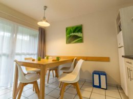 Camping Pas Cher vous présente avec son site Officiel campingpascher.fr, le Village vacances VVF Villages - L'Ecrin Normand - Forges-les-Eaux classé 3 étoiles, situé sur la commune de Forges Les Eaux dans le département Seine-maritime (Haute Normandie) en France. Le village vacances VVF Villages - L'Ecrin Normand - Forges-les-Eaux, vous présente un hébergement de type maison de campagne de 30 m² et télévision. Le village vacances VVF Villages - L'Ecrin Normand - Forges-les-Eaux vous propose du sam. 26 septembre au sam. 03 octobre 2026, en promotion à -14% pour 7 nuits à 380,80 € au lieu de 448,0 € soit une Économie de 67,20 €. Cette location propose 198 dates différentes pour réserver votre séjour. Découvrez également les 2 autres gammes d'hébergements du village vacances. Animations familiales, Club ados, Club enfants, Aire de jeux enfants, Baby-foot, Centre équestre, Court de tennis, Cyclisme, Golf, Ping-pong, Piscine, Pétanque, Structure gonflable enfants, Bar, Boulangerie, Plats à emporter, Restaurant, Station-service, Supermarché, Épicerie,... En savoir plus : cliquez-ICI.