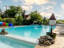 Camping Pas Cher vous présente avec son site Officiel campingpascher.fr, le Camping Flower Les Terrasses De Dordogne classé 3 étoiles, situé sur la commune de Rouffignac Saint Cernin dans le département Dordogne (Aquitaine) en France. Le camping Flower Les Terrasses De Dordogne, vous présente un hébergement de type chalet de 30 m² pour 4 personnes avec climatisation et télévision. Le camping Flower Les Terrasses De Dordogne vous propose du vendredi 11 septembre au vendredi 18 septembre 2026 pour 7 nuits à 497€. Cette location propose 10 dates différentes pour réserver votre séjour. Découvrez également les 9 autres gammes d'hébergements du camping. Les Avis clients pour le Camping Flower Les Terrasses De Dordogne sont excellents avec une note moyenne de 9 sur 10. Piscine couverte, Piscine extérieure, Animations familiales, Club enfants, Aire de jeux enfants, Court de tennis, Cyclisme, Golf, Ping-pong, Pétanque, Terrain de football, Terrain multisports, Trampoline, Boulangerie, Dépôt de pain, Plats à emporter, Restaurant, Snack/Bar, Supermarché,... En savoir plus : cliquez-ICI.