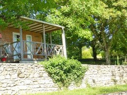 Camping Pas Cher vous présente avec son site Officiel campingpascher.fr, le Camping Flower Les Terrasses De Dordogne classé 3 étoiles, situé sur la commune de Rouffignac Saint Cernin dans le département Dordogne (Aquitaine) en France. Le camping Flower Les Terrasses De Dordogne, vous présente un hébergement de type chalet de 16 m² pour 2 personnes et télévision. Le camping Flower Les Terrasses De Dordogne vous propose du mardi 07 avril au mardi 14 avril 2026 pour 7 nuits à 322€. Cette location propose 103 dates différentes pour réserver votre séjour. Découvrez également les 10 autres gammes d'hébergements du camping. Les Avis clients pour le Camping Flower Les Terrasses De Dordogne sont excellents avec une note moyenne de 9 sur 10. Piscine couverte, Piscine extérieure, Animations familiales, Club enfants, Aire de jeux enfants, Court de tennis, Cyclisme, Golf, Ping-pong, Pétanque, Terrain de football, Terrain multisports, Trampoline, Boulangerie, Dépôt de pain, Plats à emporter, Restaurant, Snack/Bar, Supermarché,... En savoir plus : cliquez-ICI.