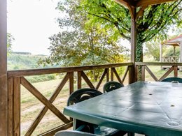 Camping Pas Cher vous présente avec son site Officiel campingpascher.fr, le Camping Flower Les Terrasses De Dordogne classé 3 étoiles, situé sur la commune de Rouffignac Saint Cernin dans le département Dordogne (Aquitaine) en France. Le camping Flower Les Terrasses De Dordogne, vous présente un hébergement de type chalet de 25 m² pour 1 personne. Le camping Flower Les Terrasses De Dordogne vous propose du dimanche 03 mai au dimanche 10 mai 2026 pour 7 nuits à 280€. Cette location propose 77 dates différentes pour réserver votre séjour. Découvrez également les 10 autres gammes d'hébergements du camping. Les Avis clients pour le Camping Flower Les Terrasses De Dordogne sont excellents avec une note moyenne de 9 sur 10. Piscine couverte, Piscine extérieure, Animations familiales, Club enfants, Aire de jeux enfants, Court de tennis, Cyclisme, Golf, Ping-pong, Pétanque, Terrain de football, Terrain multisports, Trampoline, Boulangerie, Dépôt de pain, Plats à emporter, Restaurant, Snack/Bar, Supermarché,... En savoir plus : cliquez-ICI.