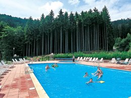 Camping Pas Cher vous présente avec son site Officiel campingpascher.fr, le Village vacances VVF Villages - Les Fontaines Des Vosges - Saales classé 3 étoiles, situé sur la commune de Saales dans le département Bas-rhin (Alsace) en France. Le village vacances VVF Villages - Les Fontaines Des Vosges - Saales, vous présente un hébergement de type maison de campagne de 34 m² pour 6 personnes et télévision. Le village vacances VVF Villages - Les Fontaines Des Vosges - Saales vous propose du sam. 16 mai au sam. 23 mai 2026, en promotion à -15% pour 7 nuits à 446,25 € au lieu de 525,0 € soit une Économie de 78,75 €. Cette location propose 167 dates différentes pour réserver votre séjour. Découvrez également les 5 autres gammes d'hébergements du village vacances. Les Avis clients pour le Village vacances VVF Villages - Les Fontaines Des Vosges - Saales sont excellents avec une note moyenne de 8 sur 10. Lac, Piscine chauffée, Piscine extérieure, Animations familiales, Club ados, Club enfants, Aire de jeux enfants, Baby-foot, Canoë-kayak, Ping-pong, Piscine, Pétanque, Randonnée, Salle de jeux vidéo, Structure gonflable enfants, Terrain de volley-ball, Terrain multisports, Boulangerie, Station-service, Supermarché, Épicerie,... En savoir plus : cliquez-ICI.
