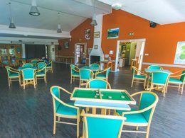 Camping Pas Cher vous présente avec son site Officiel campingpascher.fr, le Village vacances VVF Villages - Les Fontaines Des Vosges - Saales classé 3 étoiles, situé sur la commune de Saales dans le département Bas-rhin (Alsace) en France. Le village vacances VVF Villages - Les Fontaines Des Vosges - Saales, vous présente un hébergement de type maison de campagne de 34 m² pour 4 personnes et télévision. Le village vacances VVF Villages - Les Fontaines Des Vosges - Saales vous propose du vendredi 04 septembre au vendredi 11 septembre 2026, en promotion à -15% pour 7 nuits à 405,45 € au lieu de 477,0 € soit une Économie de 71,55 €. Cette location propose 169 dates différentes pour réserver votre séjour. Découvrez également les 5 autres gammes d'hébergements du village vacances. Les Avis clients pour le Village vacances VVF Villages - Les Fontaines Des Vosges - Saales sont excellents avec une note moyenne de 8 sur 10. Lac, Piscine chauffée, Piscine extérieure, Animations familiales, Club ados, Club enfants, Aire de jeux enfants, Baby-foot, Canoë-kayak, Ping-pong, Piscine, Pétanque, Randonnée, Salle de jeux vidéo, Structure gonflable enfants, Terrain de volley-ball, Terrain multisports, Boulangerie, Station-service, Supermarché, Épicerie,... En savoir plus : cliquez-ICI.