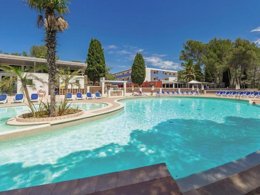 Camping Pas Cher vous présente avec son site Officiel campingpascher.fr, le Village vacances Club Belambra Lou Pigno classé 3 étoiles, situé sur la commune de Le Pradet dans le département Var (Provence Alpes Côte D'azur) en France. Le village vacances Club Belambra Lou Pigno vous propose un hébergement de type chambre de 30 m² avec climatisation (télévision). L'établissement vous propose 5 autres types d'hébergements. Découvrez tous nos séjours à petits prix dans la commune et aux alentours de Le Pradet du département : Var (Provence Alpes Côte D'azur). Les Avis clients pour le Village vacances Club Belambra Lou Pigno sont de 7 sur 10. Mer, Piscine extérieure, Animations familiales, Club ados, Club enfants, Aire de jeux enfants, Baby-foot, Court de tennis, Jet-ski, Ping-pong, Planche à voile, Plongée, Pétanque, Randonnée, Terrain de beach-volley, Voile, kiteSurf, Bar, Boulangerie, Bureau de tabac, Station-service,... En savoir plus : cliquez-ICI.