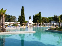 Camping Pas Cher vous présente avec son site Officiel campingpascher.fr, le Village vacances Club Belambra Club "Presqu'île Du Ponant" classé 4 étoiles, situé sur la commune de La Grande Motte dans le département Hérault (Languedoc Roussillon) en France. Le village vacances Club Belambra Club "Presqu'île Du Ponant" vous propose un hébergement de type bungalow. L'établissement vous propose un autre type d'hébergement. Découvrez tous nos séjours à petits prix dans la commune et aux alentours de La Grande Motte du département : Hérault (Languedoc Roussillon). Piscine extérieure, Animations familiales, Club ados, Club enfants, Court de tennis, Ping-pong, Pétanque, Terrain de basketball, Terrain de football, Terrain de volley-ball, Bar, Restaurant,... En savoir plus : cliquez-ICI.