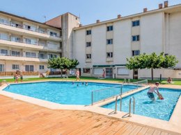Camping Pas Cher vous présente avec son site Officiel campingpascher.fr, la Résidence Estartit Playa classé 3 étoiles, située sur la commune de L'estartit dans le département Gérone (Catalogne) en Espagne. La résidence Estartit Playa, vous présente un hébergement de type appartement de 45 m² avec climatisation et télévision. La résidence Estartit Playa vous propose du dimanche 13 septembre au dimanche 20 septembre 2026 pour 7 nuits à 455€. Cette location propose 48 dates différentes pour réserver votre séjour. Découvrez également les 2 autres gammes d'hébergements de la résidence. Les Avis clients pour la Résidence Estartit Playa sont excellents avec une note moyenne de 9 sur 10. Piscine extérieure, Aire de jeux enfants, Centre équestre, Court de tennis, Cyclisme, Golf, Ping-pong, Randonnée,... En savoir plus : cliquez-ICI.