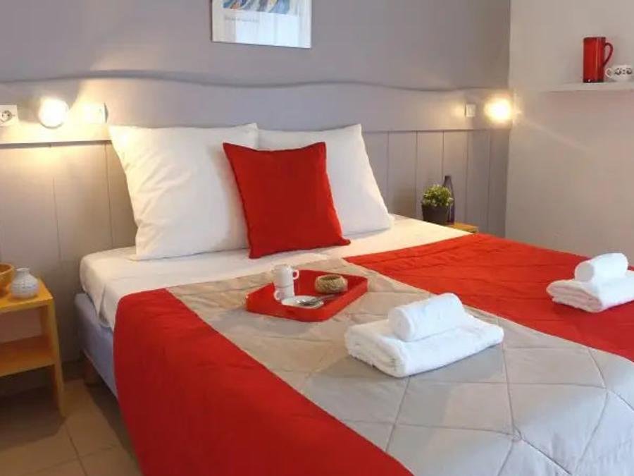 Camping Pas Cher vous présente avec son site Officiel campingpascher.fr, le Village vacances VVF Villages - Le Pays Cathare - Saissac, situé sur la commune de Saissac dans le département Aude (Languedoc Roussillon) en France. Le village vacances VVF Villages - Le Pays Cathare - Saissac, vous présente un hébergement de type maison de campagne de 28 m². Le village vacances VVF Villages - Le Pays Cathare - Saissac vous propose du dimanche 07 juin au dimanche 14 juin 2026 pour 7 nuits à 406€. Cette location propose 65 dates différentes pour réserver votre séjour. Découvrez également les 4 autres gammes d'hébergements du village vacances. Les Avis clients pour le Village vacances VVF Villages - Le Pays Cathare - Saissac sont excellents avec une note moyenne de 9 sur 10. Lac, Piscine chauffée, Piscine couverte, Animations familiales, Club ados, Club enfants, Aire de jeux enfants, Baby-foot, Canoë-kayak, Ping-pong, Pétanque, Randonnée, Structure gonflable enfants, Terrain de volley-ball, Voile, Bar, Boulangerie, Plats à emporter, Station-service, Supermarché, Épicerie,... En savoir plus : cliquez-ICI.