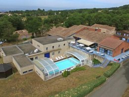 Camping Pas Cher vous présente avec son site Officiel campingpascher.fr, le Village vacances VVF Villages - Le Pays Cathare - Saissac, situé sur la commune de Saissac dans le département Aude (Languedoc Roussillon) en France. Le village vacances VVF Villages - Le Pays Cathare - Saissac, vous présente un hébergement de type maison de campagne de 28 m². Le village vacances VVF Villages - Le Pays Cathare - Saissac vous propose du dimanche 07 juin au dimanche 14 juin 2026 pour 7 nuits à 406€. Cette location propose 65 dates différentes pour réserver votre séjour. Découvrez également les 4 autres gammes d'hébergements du village vacances. Les Avis clients pour le Village vacances VVF Villages - Le Pays Cathare - Saissac sont excellents avec une note moyenne de 9 sur 10. Lac, Piscine chauffée, Piscine couverte, Animations familiales, Club ados, Club enfants, Aire de jeux enfants, Baby-foot, Canoë-kayak, Ping-pong, Pétanque, Randonnée, Structure gonflable enfants, Terrain de volley-ball, Voile, Bar, Boulangerie, Plats à emporter, Station-service, Supermarché, Épicerie,... En savoir plus : cliquez-ICI.