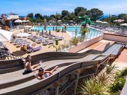 Camping Pas Cher vous présente avec son site Officiel campingpascher.fr, le Camping Tour Opérateur Sur Le De L'Ile D'Or classé 2 étoiles, situé sur la commune de Saint Raphaël dans le département Var (Provence Alpes Côte D'azur) en France. Le camping Tour Opérateur Sur Le De L'Ile D'Or vous propose un hébergement de type mobil-home de 24 m² avec climatisation (télévision). L'établissement vous propose 5 autres types d'hébergements. Découvrez tous nos séjours à petits prix dans la commune et aux alentours de Saint Raphaël du département : Var (Provence Alpes Côte D'azur). Les Avis clients pour le Camping Tour Opérateur Sur Le De L'Ile D'Or sont de 7 sur 10. Mer, Piscine chauffée, Piscine extérieure, Aire de jeux enfants, Ping-pong, Pétanque, Bar, Dépôt de pain, Plats à emporter, Épicerie,... En savoir plus : cliquez-ICI.