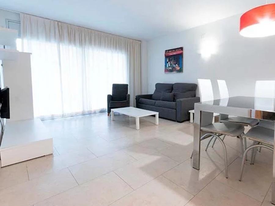 Camping Pas Cher vous présente avec son site Officiel campingpascher.fr, la Résidence Apartamentos Ibersol Spa Aqquaria classé 4 étoiles, située sur la commune de Salou dans le département Tarragone (Catalogne) en Espagne. La résidence Apartamentos Ibersol Spa Aqquaria, vous présente un hébergement de type appartement de 90 m² avec climatisation et télévision. La résidence Apartamentos Ibersol Spa Aqquaria vous propose du dimanche 01 novembre au dimanche 08 novembre 2026 pour 7 nuits à 615€. Cette location propose 84 dates différentes pour réserver votre séjour. Découvrez également les 2 autres gammes d'hébergements de la résidence. Les Avis clients pour la Résidence Apartamentos Ibersol Spa Aqquaria sont excellents avec une note moyenne de 8 sur 10. Mer, Piscine couverte, Piscine extérieure, Aire de jeux enfants, Salle de fitness, Bar, Restaurant, Supermarché,... En savoir plus : cliquez-ICI.