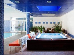 Camping Pas Cher vous présente avec son site Officiel campingpascher.fr, la Résidence Apartamentos Ibersol Spa Aqquaria classé 4 étoiles, située sur la commune de Salou dans le département Tarragone (Catalogne) en Espagne. La résidence Apartamentos Ibersol Spa Aqquaria, vous présente un hébergement de type appartement de 85 m² avec climatisation et télévision. La résidence Apartamentos Ibersol Spa Aqquaria vous propose du sam. 07 novembre au sam. 14 novembre 2026 pour 7 nuits à 465€. Cette location propose 89 dates différentes pour réserver votre séjour. Découvrez également les 2 autres gammes d'hébergements de la résidence. Les Avis clients pour la Résidence Apartamentos Ibersol Spa Aqquaria sont excellents avec une note moyenne de 8 sur 10. Mer, Piscine couverte, Piscine extérieure, Aire de jeux enfants, Salle de fitness, Bar, Restaurant, Supermarché,... En savoir plus : cliquez-ICI.