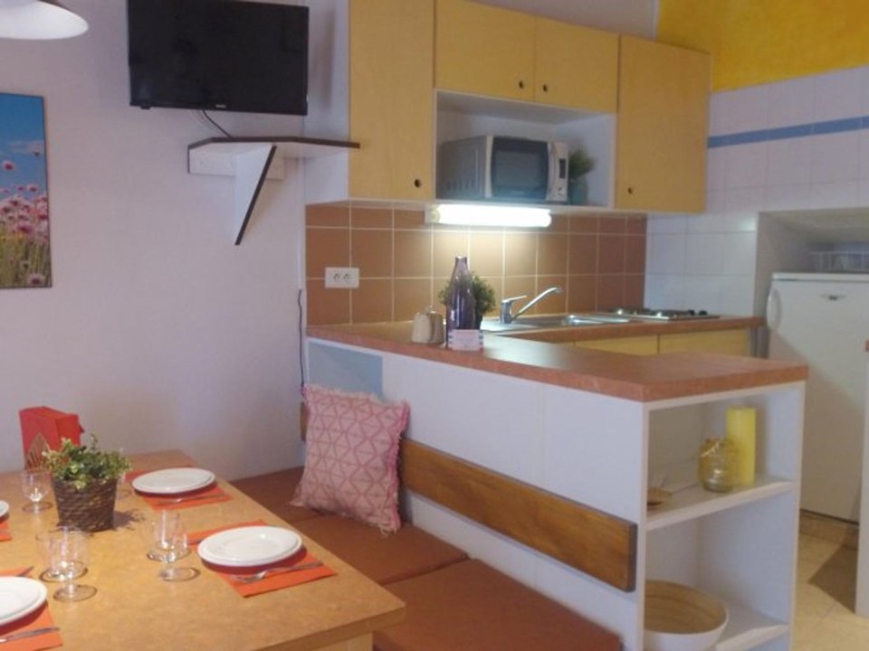 Camping Pas Cher vous présente avec son site Officiel campingpascher.fr, le Village vacances VVF Villages - Le Balcon Du Lubéron - Murs classé 2 étoiles, situé sur la commune de Murs dans le département Vaucluse (Provence Alpes Côte D'azur) en France. Le village vacances VVF Villages - Le Balcon Du Lubéron - Murs vous propose un hébergement de type maison de campagne de 32 m² pour 5 personnes (télévision). L'établissement vous propose 4 autres types d'hébergements. Découvrez tous nos séjours à petits prix dans la commune et aux alentours de Murs du département : Vaucluse (Provence Alpes Côte D'azur). Les Avis clients pour le Village vacances VVF Villages - Le Balcon Du Lubéron - Murs sont excellents avec une note moyenne de 8 sur 10. Rivière, Piscine extérieure, Animations familiales, Aire de jeux enfants, Baby-foot, Canoë-kayak, Court de tennis, Ping-pong, Pétanque, Randonnée, Structure gonflable enfants, Terrain de basketball, Terrain multisports, Boulangerie, Bureau de tabac, Dépôt de pain, Station-service, Supermarché, Épicerie,... En savoir plus : cliquez-ICI.