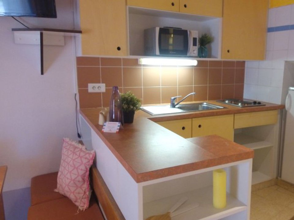 Camping Pas Cher vous présente avec son site Officiel campingpascher.fr, le Village vacances VVF Villages - Le Balcon Du Lubéron - Murs classé 2 étoiles, situé sur la commune de Murs dans le département Vaucluse (Provence Alpes Côte D'azur) en France. Le village vacances VVF Villages - Le Balcon Du Lubéron - Murs vous propose un hébergement de type maison de campagne de 38 m² pour 2 personnes (télévision). L'établissement vous propose 4 autres types d'hébergements. Découvrez tous nos séjours à petits prix dans la commune et aux alentours de Murs du département : Vaucluse (Provence Alpes Côte D'azur). Les Avis clients pour le Village vacances VVF Villages - Le Balcon Du Lubéron - Murs sont excellents avec une note moyenne de 8 sur 10. Rivière, Piscine extérieure, Animations familiales, Aire de jeux enfants, Baby-foot, Canoë-kayak, Court de tennis, Ping-pong, Pétanque, Randonnée, Structure gonflable enfants, Terrain de basketball, Terrain multisports, Boulangerie, Bureau de tabac, Dépôt de pain, Station-service, Supermarché, Épicerie,... En savoir plus : cliquez-ICI.