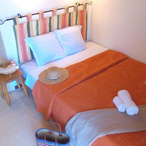 Cliquez pour découvrir toutes les photos de l'HÉBERGEMENT ! maison de campagne - VVF Villages - Le Balcon Du Lubéron - Murs photo 2