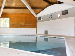 Camping Pas Cher vous présente avec son site Officiel campingpascher.fr, la Résidence Les Sables Vignier classé 3 étoiles, située sur la commune de Saint Georges D'oléron dans le département Charente-maritime (Poitou Charentes) en France. La résidence Les Sables Vignier, vous présente un hébergement de type appartement de 35 m² pour 5 personnes avec climatisation et télévision. La résidence Les Sables Vignier vous propose du sam. 13 décembre au sam. 20 décembre 2025 avec un DÉPART DEMAIN pour 7 nuits à 477.4€. Cette location propose 279 dates différentes pour réserver votre séjour. Découvrez également les 3 autres gammes d'hébergements de la résidence. Les Avis clients pour la Résidence Les Sables Vignier sont de 7 sur 10. Mer, Piscine couverte, Piscine extérieure, Aire de jeux enfants, Canoë-kayak, Jet-ski, Paddle, Plongée, Randonnée, Surf, Voile, kiteSurf, Supermarché,... En savoir plus : cliquez-ICI.