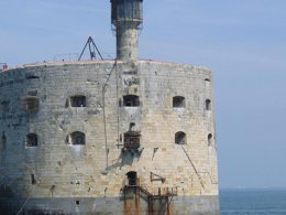 Camping Pas Cher vous présente avec son site Officiel campingpascher.fr, la Résidence Les Sables Vignier classé 3 étoiles, située sur la commune de Saint Georges D'oléron dans le département Charente-maritime (Poitou Charentes) en France. La résidence Les Sables Vignier, vous présente un hébergement de type appartement de 44 m² pour 2 personnes avec climatisation et télévision. La résidence Les Sables Vignier vous propose du sam. 13 décembre au sam. 20 décembre 2025 avec un DÉPART DEMAIN pour 7 nuits à 511€. Cette location propose 158 dates différentes pour réserver votre séjour. Découvrez également les 4 autres gammes d'hébergements de la résidence. Les Avis clients pour la Résidence Les Sables Vignier sont de 7 sur 10. Mer, Piscine couverte, Piscine extérieure, Aire de jeux enfants, Canoë-kayak, Jet-ski, Paddle, Plongée, Randonnée, Surf, Voile, kiteSurf, Supermarché,... En savoir plus : cliquez-ICI.