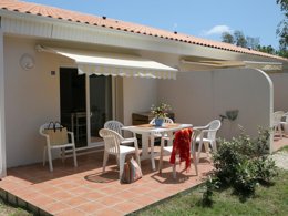 Camping Pas Cher vous présente avec son site Officiel campingpascher.fr, la Résidence Les Sables Vignier classé 3 étoiles, située sur la commune de Saint Georges D'oléron dans le département Charente-maritime (Poitou Charentes) en France. La résidence Les Sables Vignier, vous présente un hébergement de type studio de 25 m² avec climatisation et télévision. La résidence Les Sables Vignier vous propose du sam. 13 décembre au sam. 20 décembre 2025 avec un DÉPART DEMAIN pour 7 nuits à 323.4€. Cette location propose 303 dates différentes pour réserver votre séjour. Découvrez également les 3 autres gammes d'hébergements de la résidence. Les Avis clients pour la Résidence Les Sables Vignier sont de 7 sur 10. Mer, Piscine couverte, Piscine extérieure, Aire de jeux enfants, Canoë-kayak, Jet-ski, Paddle, Plongée, Randonnée, Surf, Voile, kiteSurf, Supermarché,... En savoir plus : cliquez-ICI.