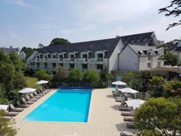 Camping Pas Cher vous présente avec son site Officiel campingpascher.fr, la Résidence Goélia - Le Domaine Des Glénan classé 3 étoiles, située sur la commune de Fouesnant dans le département Finistère (Bretagne) en France. La résidence Goélia - Le Domaine Des Glénan, vous présente un hébergement de type appartement de 35 m² et télévision. La résidence Goélia - Le Domaine Des Glénan vous propose du sam. 19 septembre au sam. 26 septembre 2026 pour 7 nuits à 378€. Cette location propose 6 dates différentes pour réserver votre séjour. Découvrez également les 2 autres gammes d'hébergements de la résidence. Mer, Piscine chauffée, Piscine extérieure, Canoë-kayak, Centre équestre, Court de tennis, Cyclisme, Golf, Location de bateaux, Plongée, Pétanque, Randonnée, Surf, Voile, kiteSurf, Boulangerie, Créperie, Pizzeria, Supermarché,... En savoir plus : cliquez-ICI.