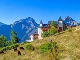 Camping Pas Cher vous présente avec son site Officiel campingpascher.fr, la Résidence Goélia Le Hameau classé 4 étoiles, située sur la commune de Les 2 Alpes dans le département Isère (Rhône Alpes) en France. La résidence Goélia Le Hameau, vous présente un hébergement de type studio de 30 m² pour 2 personnes et télévision. La résidence Goélia Le Hameau vous propose du sam. 04 juillet au sam. 11 juillet 2026, en promotion à -20% pour 7 nuits à 347,20 € au lieu de 434,0 € soit une Économie de 86,80 €. Cette location propose 3 dates différentes pour réserver votre séjour. Découvrez également les 5 autres gammes d'hébergements de la résidence. Les Avis clients pour la Résidence Goélia Le Hameau sont de 7 sur 10. LacRivière, Piscine couverte, Piscine extérieure, Club enfants, Aire de jeux enfants, Canoë-kayak, Cyclisme, Pétanque, Randonnée, Salle de fitness, Restaurant, Supermarché, Épicerie,... En savoir plus : cliquez-ICI.