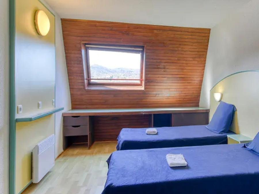 Camping Pas Cher vous présente avec son site Officiel campingpascher.fr, la Résidence Le Domaine De Confolant - Vacancéole, située sur la commune de Miremont dans le département Puy-de-dôme (Auvergne) en France. La résidence Le Domaine De Confolant - Vacancéole, vous présente un hébergement de type chambre de 35 m². La résidence Le Domaine De Confolant - Vacancéole vous proposeun séjour PAS CHER avec une REMISEdu vendredi 05 juin au vendredi 12 juin 2026 avec une PROMO de DERNIÈRE MINUTE, en promotion à -30% pour 7 nuits à 215,60 € au lieu de 308,0 € soit une Économie de 92,40 €. Cette location propose 73 dates différentes pour réserver votre séjour. Découvrez également les 4 autres gammes d'hébergements de la résidence. Les Avis clients pour la Résidence Le Domaine De Confolant - Vacancéole sont excellents avec une note moyenne de 8 sur 10. Lac, Piscine extérieure, Aire de jeux enfants,... En savoir plus : cliquez-ICI.