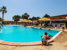 Camping Pas Cher vous présente avec son site Officiel campingpascher.fr, le Camping Maeva Escapades - Les Cottages De Perpignan classé 4 étoiles, situé sur la commune de Perpignan dans le département Pyrénées-orientales (Languedoc Roussillon) en France. Le camping Maeva Escapades - Les Cottages De Perpignan vous propose un hébergement de type chambre de 12 m² pour 2 personnes avec climatisation (télévision). L'établissement vous propose 3 autres types d'hébergements. Découvrez tous nos séjours à petits prix dans la commune et aux alentours de Perpignan du département : Pyrénées-orientales (Languedoc Roussillon). Les Avis clients pour le Camping Maeva Escapades - Les Cottages De Perpignan sont excellents avec une note moyenne de 8 sur 10. LacMer, Piscine chauffée, Piscine extérieure, Animations familiales, Aire de jeux enfants, Canoë-kayak, Centre équestre, Cyclisme, Ping-pong, Pétanque, Randonnée, Salle de fitness, Terrain multisports, Snack/Bar,... En savoir plus : cliquez-ICI.