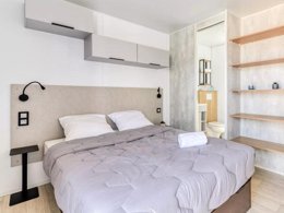 Camping Pas Cher vous présente avec son site Officiel campingpascher.fr, le Camping Maeva Escapades - Les Cottages De Perpignan classé 4 étoiles, situé sur la commune de Perpignan dans le département Pyrénées-orientales (Languedoc Roussillon) en France. Le camping Maeva Escapades - Les Cottages De Perpignan, vous présente un hébergement de type chambre de 12 m² pour 2 personnes avec climatisation et télévision. Le camping Maeva Escapades - Les Cottages De Perpignan vous proposeun séjour PAS CHER avec une REMISEdu jeudi 01 janvier au jeudi 08 janvier 2026, en promotion à -30% pour 7 nuits à 309 € au lieu de 441,43 € soit une Économie de 132,43 €. Cette location propose 102 dates différentes pour réserver votre séjour. Découvrez également les 3 autres gammes d'hébergements du camping. Les Avis clients pour le Camping Maeva Escapades - Les Cottages De Perpignan sont excellents avec une note moyenne de 8 sur 10. LacMer, Piscine chauffée, Piscine extérieure, Animations familiales, Aire de jeux enfants, Canoë-kayak, Centre équestre, Cyclisme, Ping-pong, Pétanque, Randonnée, Salle de fitness, Terrain multisports, Snack/Bar,... En savoir plus : cliquez-ICI.