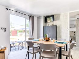 Camping Pas Cher vous présente avec son site Officiel campingpascher.fr, le Camping Maeva Escapades - Les Cottages De Perpignan classé 4 étoiles, situé sur la commune de Perpignan dans le département Pyrénées-orientales (Languedoc Roussillon) en France. Le camping Maeva Escapades - Les Cottages De Perpignan, vous présente un hébergement de type appartement de 28 m² avec climatisation et télévision. Le camping Maeva Escapades - Les Cottages De Perpignan vous proposeun séjour PAS CHER avec une REMISEdu sam. 13 décembre au sam. 20 décembre 2025 avec une PROMO de DERNIÈRE MINUTE, en promotion à -30% pour 7 nuits à 199 € au lieu de 284,29 € soit une Économie de 85,29 €. Cette location propose 305 dates différentes pour réserver votre séjour. Découvrez également les 3 autres gammes d'hébergements du camping. Les Avis clients pour le Camping Maeva Escapades - Les Cottages De Perpignan sont excellents avec une note moyenne de 8 sur 10. LacMer, Piscine chauffée, Piscine extérieure, Animations familiales, Aire de jeux enfants, Canoë-kayak, Centre équestre, Cyclisme, Ping-pong, Pétanque, Randonnée, Salle de fitness, Terrain multisports, Snack/Bar,... En savoir plus : cliquez-ICI.