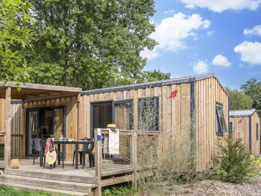 Camping Pas Cher vous présente avec son site Officiel campingpascher.fr, le Village vacances Le Village Perrosien classé 4 étoiles, situé sur la commune de Perros Guirec dans le département Côtes-d'armor (Bretagne) en France. Le village vacances Le Village Perrosien, vous présente un hébergement de type mobil-home de 29 m² pour 4 personnes avec climatisation et télévision. Le village vacances Le Village Perrosien vous proposeun séjour PAS CHER avec une REMISEdu dimanche 20 septembre au dimanche 27 septembre 2026, en promotion à -39% pour 7 nuits à 269 € au lieu de 448,33 € soit une Économie de 179,33 €. Cette location propose 50 dates différentes pour réserver votre séjour. Découvrez également les 9 autres gammes d'hébergements du village vacances. Les Avis clients pour le Village vacances Le Village Perrosien sont excellents avec une note moyenne de 8 sur 10. Mer, Piscine chauffée, Piscine couverte, Canoë-kayak, Plongée, Randonnée, Surf, Voile, Bar, Snack/Bar,... En savoir plus : cliquez-ICI.