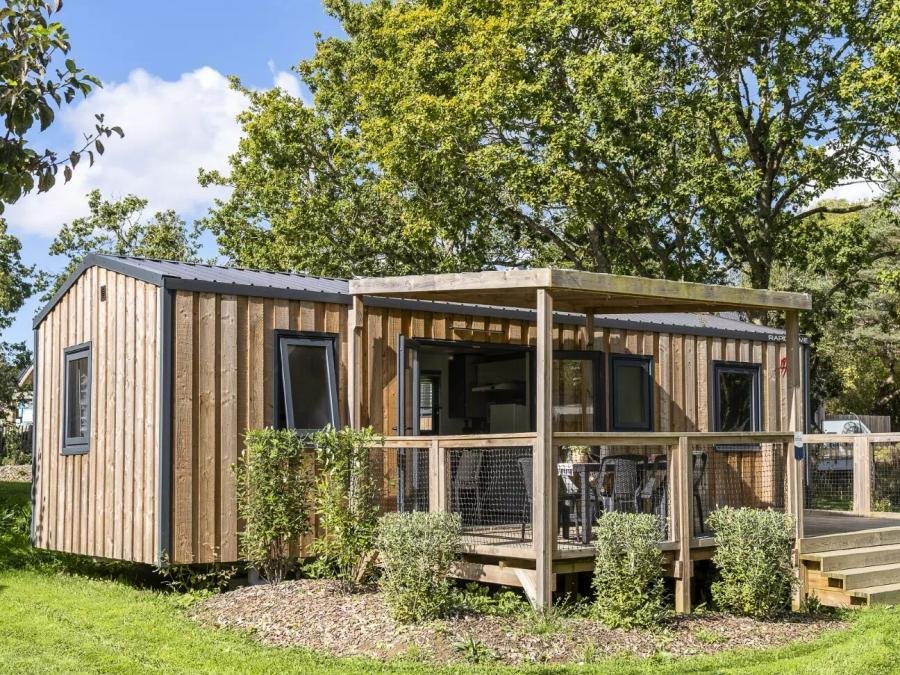 Camping Pas Cher vous présente avec son site Officiel campingpascher.fr, le Village vacances Le Village Perrosien classé 4 étoiles, situé sur la commune de Perros Guirec dans le département Côtes-d'armor (Bretagne) en France. Le village vacances Le Village Perrosien, vous présente un hébergement de type mobil-home de 32 m² pour 6 personnes avec climatisation et télévision. Le village vacances Le Village Perrosien vous proposeun séjour PAS CHER avec une REMISEdu dimanche 20 septembre au dimanche 27 septembre 2026, en promotion à -40% pour 7 nuits à 309 € au lieu de 515,9 € soit une Économie de 206,90 €. Cette location propose 65 dates différentes pour réserver votre séjour. Découvrez également les 9 autres gammes d'hébergements du village vacances. Les Avis clients pour le Village vacances Le Village Perrosien sont excellents avec une note moyenne de 8 sur 10. Mer, Piscine chauffée, Piscine couverte, Canoë-kayak, Plongée, Randonnée, Surf, Voile, Bar, Snack/Bar,... En savoir plus : cliquez-ICI.