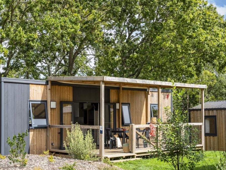 Camping Pas Cher vous présente avec son site Officiel campingpascher.fr, le Village vacances Le Village Perrosien classé 4 étoiles, situé sur la commune de Perros Guirec dans le département Côtes-d'armor (Bretagne) en France. Le village vacances Le Village Perrosien, vous présente un hébergement de type mobil-home de 32 m² pour 6 personnes avec climatisation et télévision. Le village vacances Le Village Perrosien vous proposeun séjour PAS CHER avec une REMISEdu dimanche 28 juin au dimanche 05 juillet 2026, en promotion à -40% pour 7 nuits à 529 € au lieu de 881,67 € soit une Économie de 352,67 €. Cette location propose 34 dates différentes pour réserver votre séjour. Découvrez également les 9 autres gammes d'hébergements du village vacances. Les Avis clients pour le Village vacances Le Village Perrosien sont excellents avec une note moyenne de 8 sur 10. Mer, Piscine chauffée, Piscine couverte, Canoë-kayak, Plongée, Randonnée, Surf, Voile, Bar, Snack/Bar,... En savoir plus : cliquez-ICI.