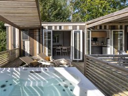 Camping Pas Cher vous présente avec son site Officiel campingpascher.fr, le Village vacances Maeva Respire Le Village Perrosien classé 4 étoiles, situé sur la commune de Perros Guirec dans le département Côtes-d'armor (Bretagne) en France. Le village vacances Maeva Respire Le Village Perrosien, vous présente un hébergement de type mobil-home de 40 m² avec climatisation et télévision. Le village vacances Maeva Respire Le Village Perrosien vous proposeun séjour PAS CHER avec une REMISEdu vendredi 25 septembre au vendredi 02 octobre 2026, en promotion à -40% pour 7 nuits à 639 € au lieu de 1065,0 € soit une Économie de 426 €. Cette location propose 117 dates différentes pour réserver votre séjour. Découvrez également les 9 autres gammes d'hébergements du village vacances. Les Avis clients pour le Village vacances Maeva Respire Le Village Perrosien sont excellents avec une note moyenne de 8 sur 10. Mer, Piscine chauffée, Piscine couverte, Canoë-kayak, Plongée, Randonnée, Surf, Voile, Bar, Snack/Bar,... En savoir plus : cliquez-ICI.