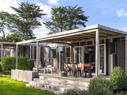 Camping Pas Cher vous présente avec son site Officiel campingpascher.fr, le Village vacances Maeva Respire Le Village Perrosien classé 4 étoiles, situé sur la commune de Perros Guirec dans le département Côtes-d'armor (Bretagne) en France. Le village vacances Maeva Respire Le Village Perrosien, vous présente un hébergement de type mobil-home de 32 m² avec climatisation et télévision. Le village vacances Maeva Respire Le Village Perrosien vous proposeun séjour PAS CHER avec une REMISEdu vendredi 25 septembre au vendredi 02 octobre 2026, en promotion à -40% pour 7 nuits à 279 € au lieu de 465,0 € soit une Économie de 186 €. Cette location propose 160 dates différentes pour réserver votre séjour. Découvrez également les 9 autres gammes d'hébergements du village vacances. Les Avis clients pour le Village vacances Maeva Respire Le Village Perrosien sont excellents avec une note moyenne de 8 sur 10. Mer, Piscine chauffée, Piscine couverte, Canoë-kayak, Plongée, Randonnée, Surf, Voile, Bar, Snack/Bar,... En savoir plus : cliquez-ICI.