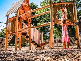 Camping Pas Cher vous présente avec son site Officiel campingpascher.fr, le Village vacances Maeva Respire Le Village Perrosien classé 4 étoiles, situé sur la commune de Perros Guirec dans le département Côtes-d'armor (Bretagne) en France. Le village vacances Maeva Respire Le Village Perrosien, vous présente un hébergement de type mobil-home de 29 m² pour 4 personnes avec climatisation et télévision. Le village vacances Maeva Respire Le Village Perrosien vous proposeun séjour PAS CHER avec une REMISEdu lundi 01 juin au lundi 08 juin 2026, en promotion à -40% pour 7 nuits à 279 € au lieu de 465,0 € soit une Économie de 186 €. Cette location propose 146 dates différentes pour réserver votre séjour. Découvrez également les 9 autres gammes d'hébergements du village vacances. Les Avis clients pour le Village vacances Maeva Respire Le Village Perrosien sont excellents avec une note moyenne de 8 sur 10. Mer, Piscine chauffée, Piscine couverte, Canoë-kayak, Plongée, Randonnée, Surf, Voile, Bar, Snack/Bar,... En savoir plus : cliquez-ICI.