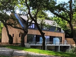 Camping Pas Cher vous présente avec son site Officiel campingpascher.fr, le Village vacances Maeva Respire Le Village Perrosien classé 4 étoiles, situé sur la commune de Perros Guirec dans le département Côtes-d'armor (Bretagne) en France. Le village vacances Maeva Respire Le Village Perrosien, vous présente un hébergement de type appartement pour 6 personnes. Le village vacances Maeva Respire Le Village Perrosien vous proposeun séjour PAS CHER avec une REMISEdu sam. 26 septembre au sam. 03 octobre 2026, en promotion à -40% pour 7 nuits à 399 € au lieu de 665,0 € soit une Économie de 266 €. Cette location propose 88 dates différentes pour réserver votre séjour. Découvrez également les 9 autres gammes d'hébergements du village vacances. Les Avis clients pour le Village vacances Maeva Respire Le Village Perrosien sont excellents avec une note moyenne de 8 sur 10. Mer, Piscine chauffée, Piscine couverte, Canoë-kayak, Plongée, Randonnée, Surf, Voile, Bar, Snack/Bar,... En savoir plus : cliquez-ICI.