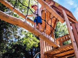 Camping Pas Cher vous présente avec son site Officiel campingpascher.fr, le Village vacances Maeva Respire Le Village Perrosien classé 4 étoiles, situé sur la commune de Perros Guirec dans le département Côtes-d'armor (Bretagne) en France. Le village vacances Maeva Respire Le Village Perrosien, vous présente un hébergement de type mobil-home de 30 m² pour 4 personnes avec climatisation et télévision. Le village vacances Maeva Respire Le Village Perrosien vous proposeun séjour PAS CHER avec une REMISEdu vendredi 25 septembre au vendredi 02 octobre 2026, en promotion à -40% pour 7 nuits à 249 € au lieu de 415,0 € soit une Économie de 166 €. Cette location propose 171 dates différentes pour réserver votre séjour. Découvrez également les 9 autres gammes d'hébergements du village vacances. Les Avis clients pour le Village vacances Maeva Respire Le Village Perrosien sont excellents avec une note moyenne de 8 sur 10. Mer, Piscine chauffée, Piscine couverte, Canoë-kayak, Plongée, Randonnée, Surf, Voile, Bar, Snack/Bar,... En savoir plus : cliquez-ICI.