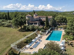 Camping Pas Cher vous présente avec son site Officiel campingpascher.fr, la Résidence Lou Castel classé 3 étoiles, située sur la commune de Berrias Et Casteljau dans le département Ardèche (Rhône Alpes) en France. La résidence Lou Castel, vous présente un hébergement de type appartement de 36 m² pour 6 personnes et télévision. La résidence Lou Castel vous propose du sam. 26 septembre au sam. 03 octobre 2026 pour 7 nuits à 875€. Cette location propose 96 dates différentes pour réserver votre séjour. Découvrez également les 4 autres gammes d'hébergements de la résidence. Les Avis clients pour la Résidence Lou Castel sont de 7 sur 10. Rivière, Piscine chauffée, Piscine extérieure, Animations familiales, Aire de jeux enfants, Baby-foot, Canoë-kayak, Cyclisme, Escalade, Ping-pong, Randonnée, Bar, Dépôt de pain, Plats à emporter, Snack/Bar,... En savoir plus : cliquez-ICI.