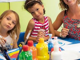 Camping Pas Cher vous présente avec son site Officiel campingpascher.fr, la Résidence Lou Castel classé 3 étoiles, située sur la commune de Berrias Et Casteljau dans le département Ardèche (Rhône Alpes) en France. La résidence Lou Castel, vous présente un hébergement de type appartement de 34 m² pour 2 personnes et télévision. La résidence Lou Castel vous proposeun séjour PAS CHER avec une REMISEdu sam. 04 juillet au sam. 11 juillet 2026, en promotion à -44% pour 7 nuits à 788,90 € au lieu de 1408,75 € soit une Économie de 619,85 €. Cette location propose 146 dates différentes pour réserver votre séjour. Découvrez également les 4 autres gammes d'hébergements de la résidence. Les Avis clients pour la Résidence Lou Castel sont de 7 sur 10. Rivière, Piscine chauffée, Piscine extérieure, Animations familiales, Aire de jeux enfants, Baby-foot, Canoë-kayak, Cyclisme, Escalade, Ping-pong, Randonnée, Bar, Dépôt de pain, Plats à emporter, Snack/Bar,... En savoir plus : cliquez-ICI.