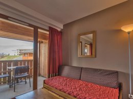 Camping Pas Cher vous présente avec son site Officiel campingpascher.fr, la Résidence Etoiles D'Orion - Vacancéole classé 3 étoiles, située sur la commune de Orcieres dans le département Hautes-alpes (Provence Alpes Côte D'azur) en France. La résidence Etoiles D'Orion - Vacancéole, vous présente un hébergement de type studio de 23 m² pour 4 personnes et télévision. La résidence Etoiles D'Orion - Vacancéole vous proposeun séjour PAS CHER avec une REMISEdu vendredi 03 juillet au vendredi 10 juillet 2026, en promotion à -33% pour 7 nuits à 329,60 € au lieu de 496,39 € soit une Économie de 166,79 €. Cette location propose 48 dates différentes pour réserver votre séjour. Découvrez également les 8 autres gammes d'hébergements de la résidence. Les Avis clients pour la Résidence Etoiles D'Orion - Vacancéole sont excellents avec une note moyenne de 8 sur 10. Aire de jeux enfants, Centre équestre, Cyclisme, Pétanque, Randonnée, Terrain de beach-volley, Trampoline, Boulangerie,... En savoir plus : cliquez-ICI.