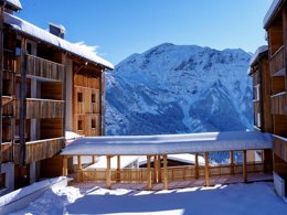 Camping Pas Cher vous présente avec son site Officiel campingpascher.fr, la Résidence Etoiles D'Orion - Vacancéole classé 3 étoiles, située sur la commune de Orcieres dans le département Hautes-alpes (Provence Alpes Côte D'azur) en France. La résidence Etoiles D'Orion - Vacancéole, vous présente un hébergement de type appartement de 47 m² pour 2 personnes et télévision. La résidence Etoiles D'Orion - Vacancéole vous proposeun séjour PAS CHER avec une REMISEdu vendredi 03 juillet au vendredi 10 juillet 2026, en promotion à -33% pour 7 nuits à 602,40 € au lieu de 907,23 € soit une Économie de 304,83 €. Cette location propose 61 dates différentes pour réserver votre séjour. Découvrez également les 8 autres gammes d'hébergements de la résidence. Les Avis clients pour la Résidence Etoiles D'Orion - Vacancéole sont excellents avec une note moyenne de 8 sur 10. Aire de jeux enfants, Centre équestre, Cyclisme, Pétanque, Randonnée, Terrain de beach-volley, Trampoline, Boulangerie,... En savoir plus : cliquez-ICI.