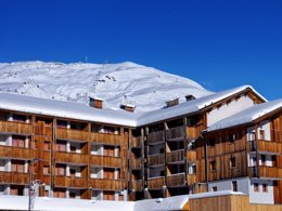 Camping Pas Cher vous présente avec son site Officiel campingpascher.fr, la Résidence Etoiles D'Orion - Vacancéole classé 3 étoiles, située sur la commune de Orcieres dans le département Hautes-alpes (Provence Alpes Côte D'azur) en France. La résidence Etoiles D'Orion - Vacancéole, vous présente un hébergement de type studio de 23 m² pour 2 personnes et télévision. La résidence Etoiles D'Orion - Vacancéole vous proposeun séjour PAS CHER avec une REMISEdu vendredi 03 juillet au vendredi 10 juillet 2026, en promotion à -33% pour 7 nuits à 307,20 € au lieu de 462,65 € soit une Économie de 155,45 €. Cette location propose 31 dates différentes pour réserver votre séjour. Découvrez également les 8 autres gammes d'hébergements de la résidence. Les Avis clients pour la Résidence Etoiles D'Orion - Vacancéole sont excellents avec une note moyenne de 8 sur 10. Aire de jeux enfants, Centre équestre, Cyclisme, Pétanque, Randonnée, Terrain de beach-volley, Trampoline, Boulangerie,... En savoir plus : cliquez-ICI.