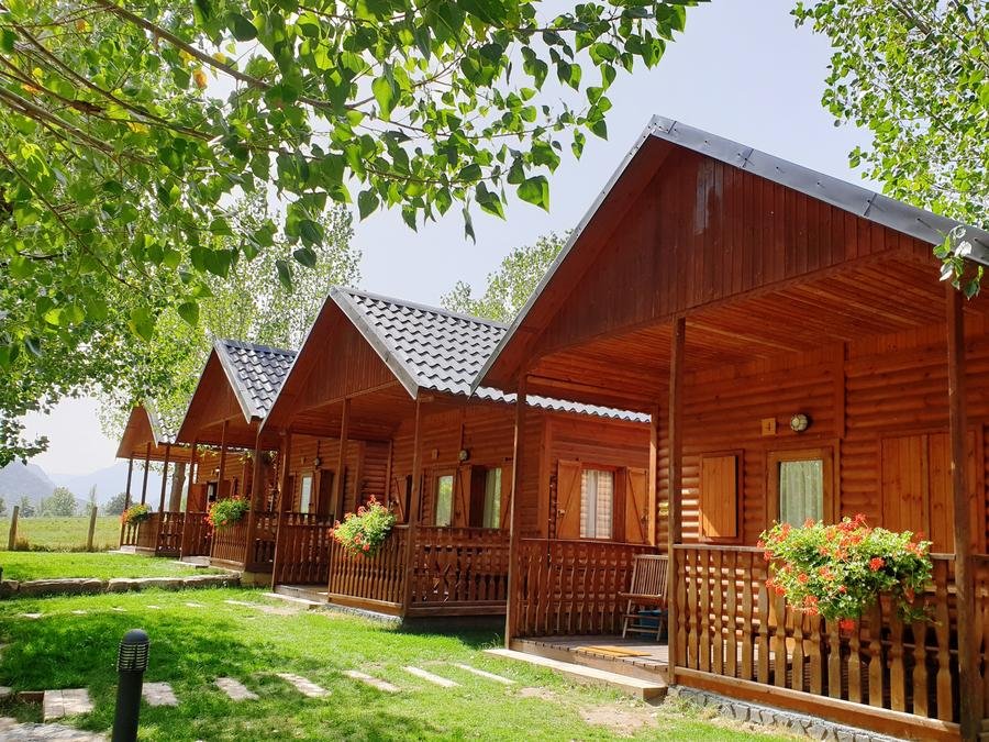 Camping Pas Cher vous présente avec son site Officiel campingpascher.fr, le Camping Aigüestortes Càmping Resort classé 3 étoiles, situé sur la commune de Esterri D'aneu dans le département Lleida (Catalogne) en Espagne. Le camping Aigüestortes Càmping Resort, vous présente un hébergement de type bungalow pour 5 personnes et télévision. Le camping Aigüestortes Càmping Resort vous propose du mardi 01 septembre au mardi 08 septembre 2026 pour 7 nuits à 980€. Cette location propose 48 dates différentes pour réserver votre séjour. Découvrez également les 2 autres gammes d'hébergements du camping. Piscine chauffée, Piscine extérieure, Animation enfants, Aire de jeux enfants, Canoë-kayak, Paddle, Ping-pong, Salle de jeux vidéo, Structure gonflable enfants, Terrain de football, Bar, Boulangerie, Brasserie, Bureau de tabac, Pizzeria, Snack/Bar, Station-service, Supermarché, Épicerie,... En savoir plus : cliquez-ICI.