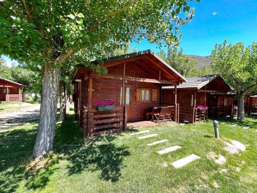 Camping Pas Cher vous présente avec son site Officiel campingpascher.fr, le Camping Aigüestortes Càmping Resort classé 3 étoiles, situé sur la commune de Esterri D'aneu dans le département Lleida (Catalogne) en Espagne. Le camping Aigüestortes Càmping Resort, vous présente un hébergement de type bungalow pour 4 personnes et télévision. Le camping Aigüestortes Càmping Resort vous propose du mardi 01 septembre au mardi 08 septembre 2026 pour 7 nuits à 875€. Cette location propose 37 dates différentes pour réserver votre séjour. Découvrez également les 2 autres gammes d'hébergements du camping. Piscine chauffée, Piscine extérieure, Animation enfants, Aire de jeux enfants, Canoë-kayak, Paddle, Ping-pong, Salle de jeux vidéo, Structure gonflable enfants, Terrain de football, Bar, Boulangerie, Brasserie, Bureau de tabac, Pizzeria, Snack/Bar, Station-service, Supermarché, Épicerie,... En savoir plus : cliquez-ICI.