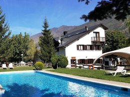 Camping Pas Cher vous présente avec son site Officiel campingpascher.fr, le Camping Aigüestortes Càmping Resort classé 3 étoiles, situé sur la commune de Esterri D'aneu dans le département Lleida (Catalogne) en Espagne. Le camping Aigüestortes Càmping Resort, vous présente un hébergement de type bungalow pour 4 personnes et télévision. Le camping Aigüestortes Càmping Resort vous propose du mardi 01 septembre au mardi 08 septembre 2026 pour 7 nuits à 875€. Cette location propose 37 dates différentes pour réserver votre séjour. Découvrez également les 2 autres gammes d'hébergements du camping. Piscine chauffée, Piscine extérieure, Animation enfants, Aire de jeux enfants, Canoë-kayak, Paddle, Ping-pong, Salle de jeux vidéo, Structure gonflable enfants, Terrain de football, Bar, Boulangerie, Brasserie, Bureau de tabac, Pizzeria, Snack/Bar, Station-service, Supermarché, Épicerie,... En savoir plus : cliquez-ICI.