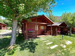 Camping Pas Cher vous présente avec son site Officiel campingpascher.fr, le Camping Aigüestortes Càmping Resort classé 3 étoiles, situé sur la commune de Esterri D'aneu dans le département Lleida (Catalogne) en Espagne. Le camping Aigüestortes Càmping Resort, vous présente un hébergement de type bungalow pour 4 personnes et télévision. Le camping Aigüestortes Càmping Resort vous propose du jeudi 25 juin au jeudi 02 juillet 2026 pour 7 nuits à 875€. Cette location propose 71 dates différentes pour réserver votre séjour. Découvrez également les 2 autres gammes d'hébergements du camping. Piscine chauffée, Piscine extérieure, Animation enfants, Aire de jeux enfants, Canoë-kayak, Paddle, Ping-pong, Salle de jeux vidéo, Structure gonflable enfants, Terrain de football, Bar, Boulangerie, Brasserie, Bureau de tabac, Pizzeria, Snack/Bar, Station-service, Supermarché, Épicerie,... En savoir plus : cliquez-ICI.