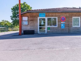 Camping Pas Cher vous présente avec son site Officiel campingpascher.fr, le Camping Paradis Les Gorges Du Haut Bugey classé 4 étoiles, situé sur la commune de Matafelon Granges dans le département Ain (Rhône Alpes) en France. Le camping Paradis Les Gorges Du Haut Bugey, vous présente un hébergement de type mobil-home pour 4 personnes. Le camping Paradis Les Gorges Du Haut Bugey vous propose du sam. 30 mai au sam. 06 juin 2026, en promotion à -11% pour 7 nuits à 169 € au lieu de 190,0 € soit une Économie de 21 €. Cette location propose 90 dates différentes pour réserver votre séjour. Découvrez également les 11 autres gammes d'hébergements du camping. Les Avis clients pour le Camping Paradis Les Gorges Du Haut Bugey sont excellents avec une note moyenne de 8 sur 10. Lac, Piscine chauffée, Piscine extérieure, Animations familiales, Club enfants, Ping-pong, Pétanque, Dépôt de pain, Snack/Bar,... En savoir plus : cliquez-ICI.