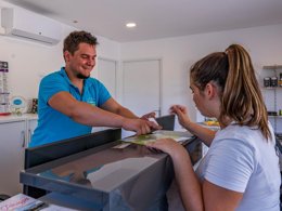 Camping Pas Cher vous présente avec son site Officiel campingpascher.fr, le Camping Paradis Les Gorges Du Haut Bugey classé 4 étoiles, situé sur la commune de Matafelon Granges dans le département Ain (Rhône Alpes) en France. Le camping Paradis Les Gorges Du Haut Bugey, vous présente un hébergement de type mobil-home de 30 m² pour 4 personnes avec climatisation. Le camping Paradis Les Gorges Du Haut Bugey vous propose du sam. 29 août au sam. 05 septembre 2026, en promotion à -11% pour 7 nuits à 169 € au lieu de 190,0 € soit une Économie de 21 €. Cette location propose 90 dates différentes pour réserver votre séjour. Découvrez également les 11 autres gammes d'hébergements du camping. Les Avis clients pour le Camping Paradis Les Gorges Du Haut Bugey sont excellents avec une note moyenne de 8 sur 10. Lac, Piscine chauffée, Piscine extérieure, Animations familiales, Club enfants, Ping-pong, Pétanque, Dépôt de pain, Snack/Bar,... En savoir plus : cliquez-ICI.