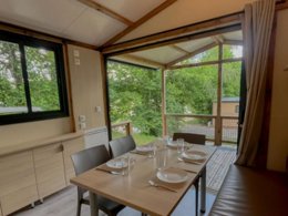 Camping Pas Cher vous présente avec son site Officiel campingpascher.fr, le Camping Paradis Les Gorges Du Haut Bugey classé 4 étoiles, situé sur la commune de Matafelon Granges dans le département Ain (Rhône Alpes) en France. Le camping Paradis Les Gorges Du Haut Bugey, vous présente un hébergement de type chalet de 25 m² pour 4 personnes. Le camping Paradis Les Gorges Du Haut Bugey vous propose du sam. 30 mai au sam. 06 juin 2026, en promotion à -11% pour 7 nuits à 169 € au lieu de 190,0 € soit une Économie de 21 €. Cette location propose 90 dates différentes pour réserver votre séjour. Découvrez également les 11 autres gammes d'hébergements du camping. Les Avis clients pour le Camping Paradis Les Gorges Du Haut Bugey sont excellents avec une note moyenne de 8 sur 10. Lac, Piscine chauffée, Piscine extérieure, Animations familiales, Club enfants, Ping-pong, Pétanque, Dépôt de pain, Snack/Bar,... En savoir plus : cliquez-ICI.